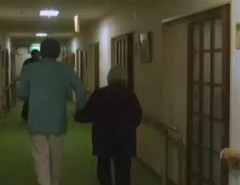 日本最著名站街女：拉客到74岁，等着一个永远等不到的客人…