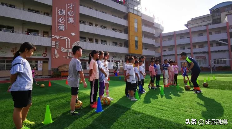 德国足球员来威远县,德国足球大咖进威远校园