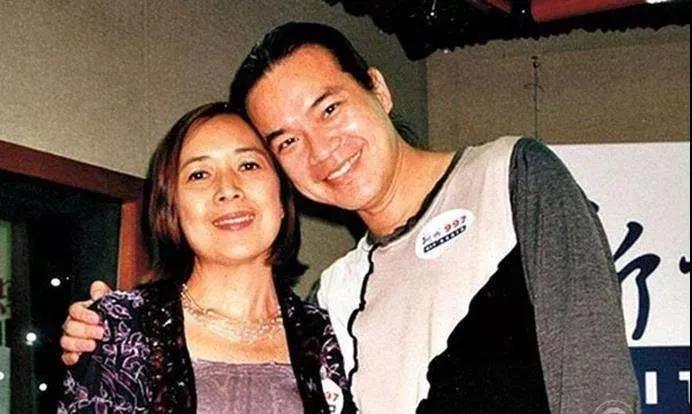 夹在贾琏和凤姐之间的人,夹在男人中间的女人