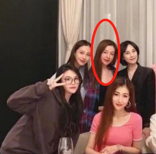 连她都要镶边合影的聚会，来头这么大？