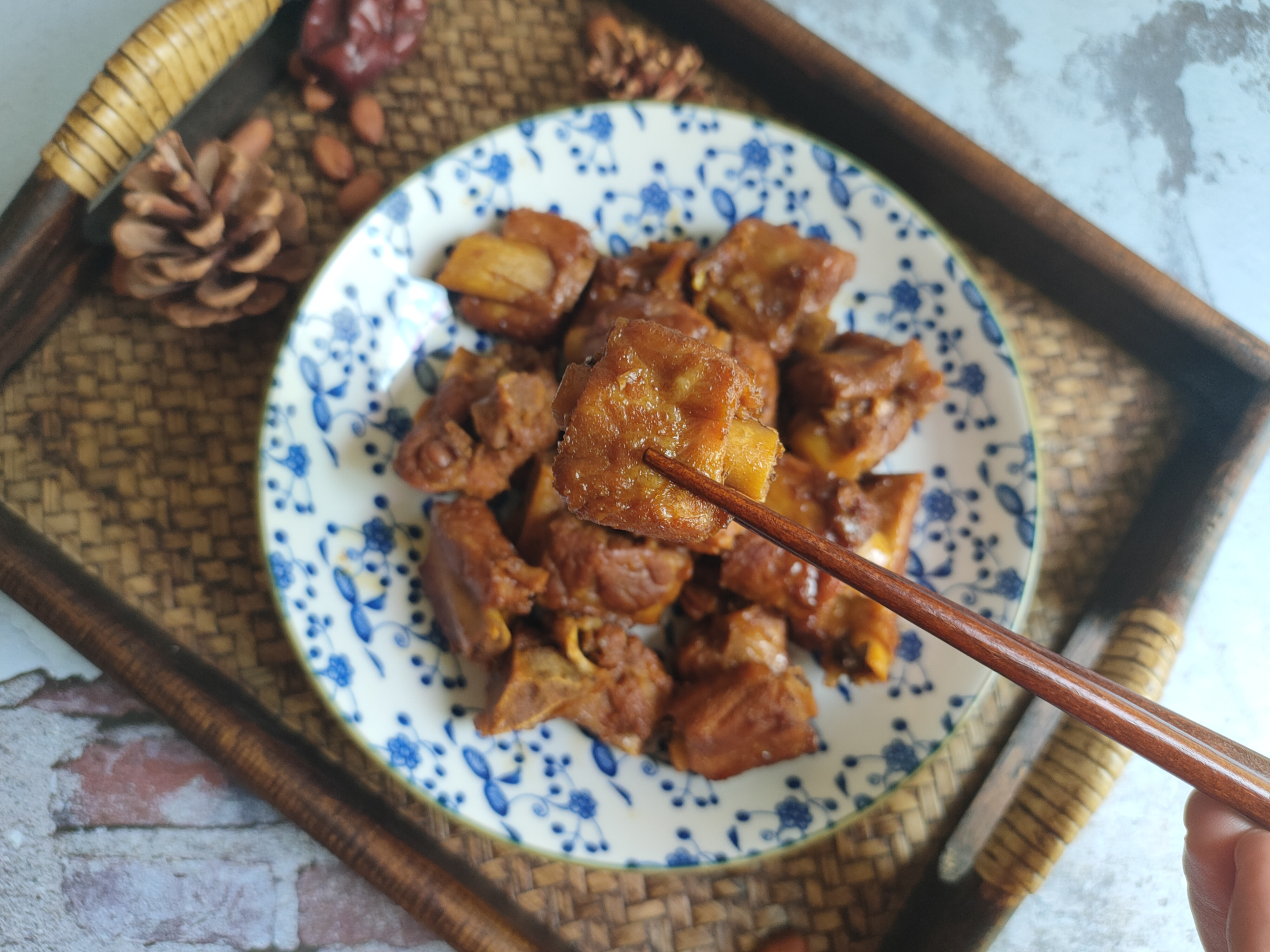 炖排骨先放了水怎么办,炖排骨先倒啤酒还是水