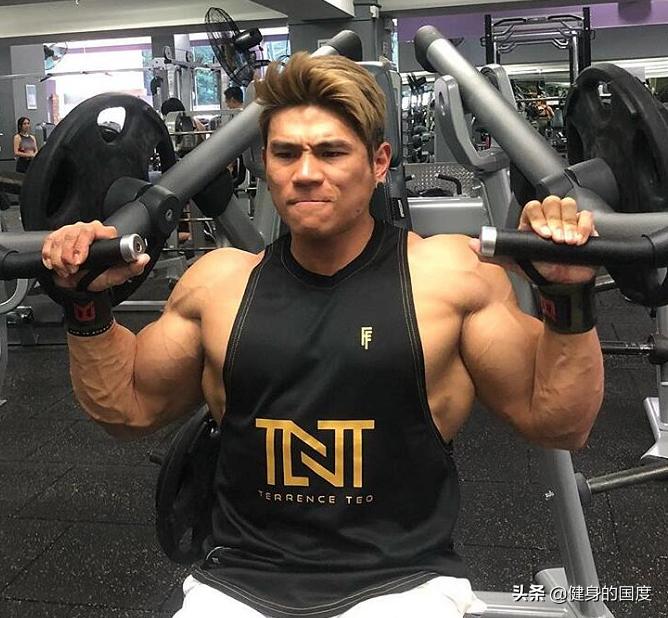 想要胸肌显大练哪里,想要胸肌有型怎么做俯卧撑