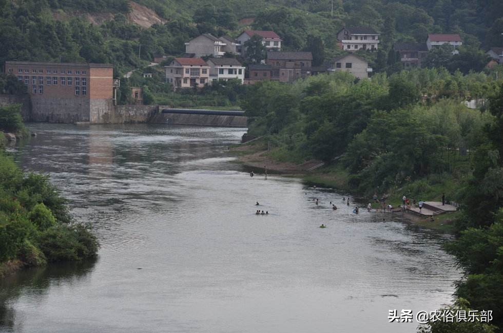 大门不对直冲路不种树，农村这些习俗并非迷信，而是为了居住安全