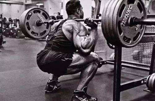 深蹲后腿疼吃什么药,深蹲后腿疼还能坚持锻炼吗