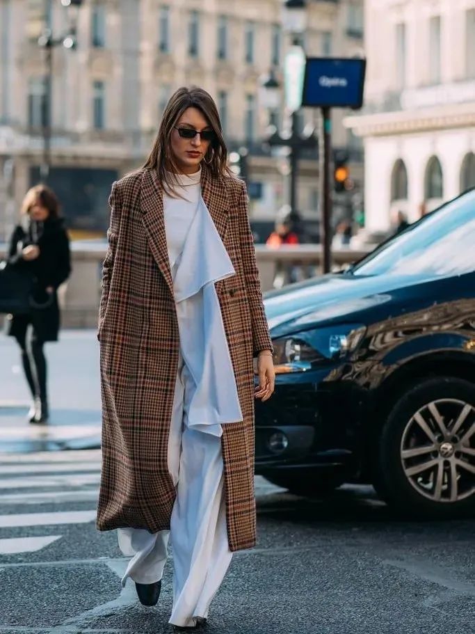 黑白格纹大衣怎么搭配好看,戴帽子黑白格纹大衣怎么搭配好看