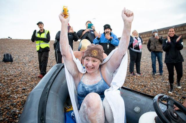 跑狐周记｜男子从*疆新**漂流到北冰洋英国壮汉拉1.8吨汽车跑马