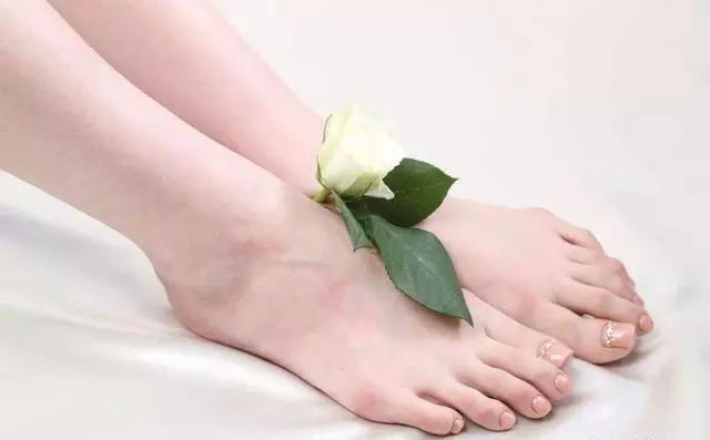春季脸干燥起皮怎么缓解,脚部一年四季干燥起皮怎么办
