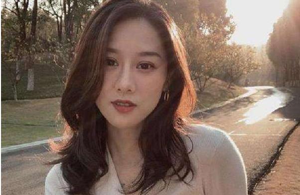 头皮长了红色小疙瘩很痒出油,头皮痒起小疙瘩出黄水咋回事