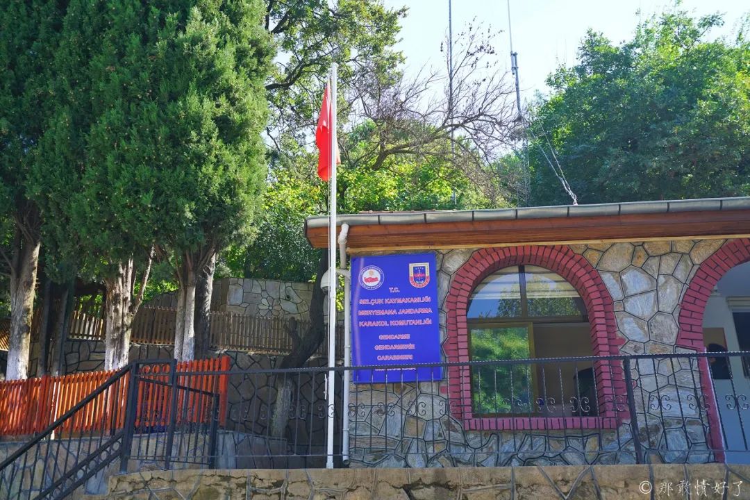 据说塞尔丘克的山坡上的许愿墙很灵验,好多土耳其人来此许愿