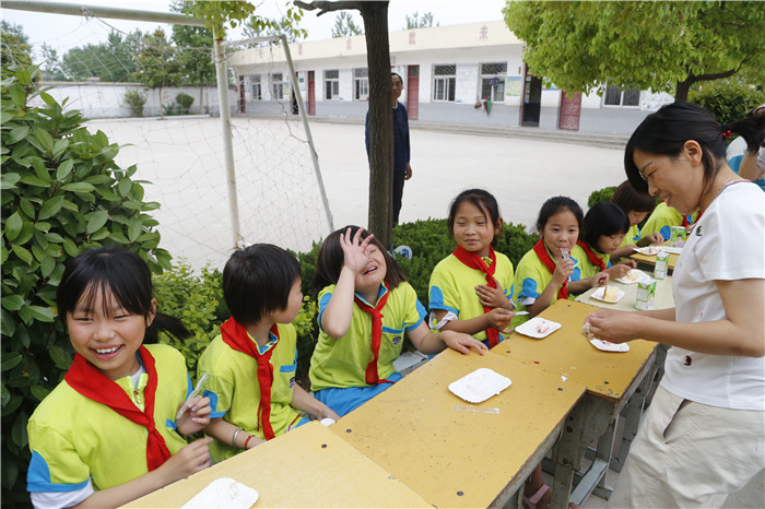 六一儿童节献爱心慰问活动,关爱困境儿童六一慰问暖童心