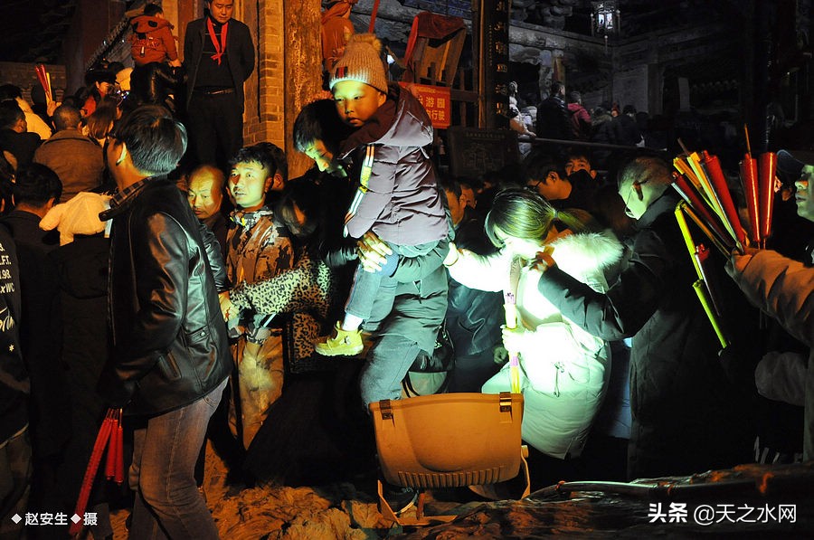 甘肃天水数万民众“上九朝观”祈福纳祥争烧头柱香!(组图)