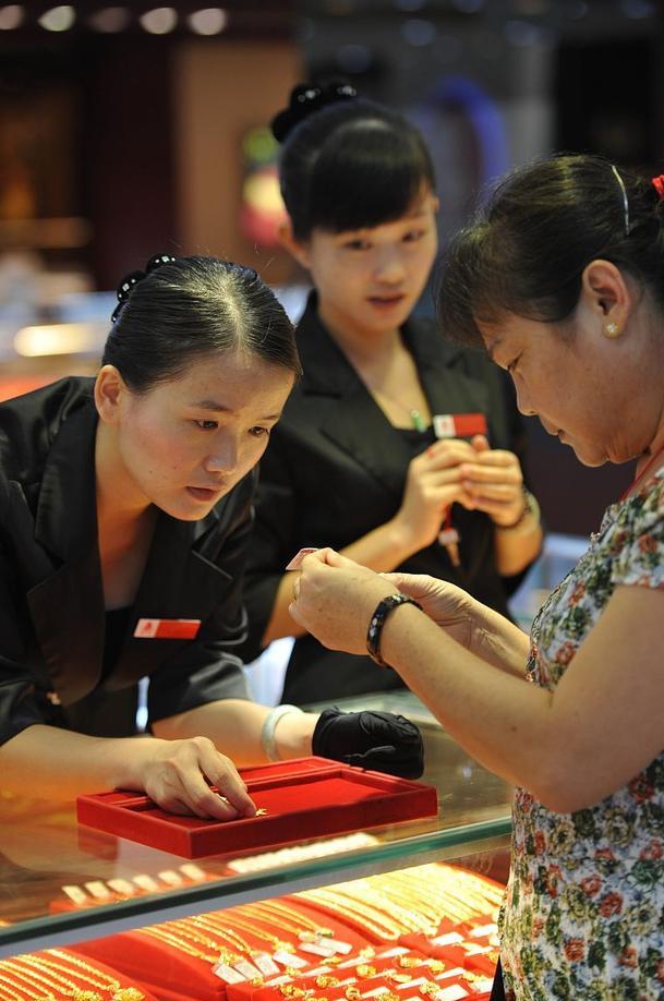 黄金戒指戴了颜色变淡了,黄金首饰价格会随着金价变化吗