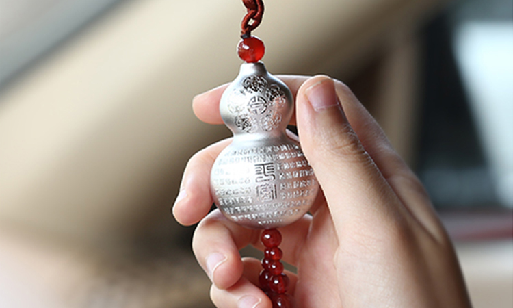 白银为何戴会变白一洗就变黑,白银能长期戴吗