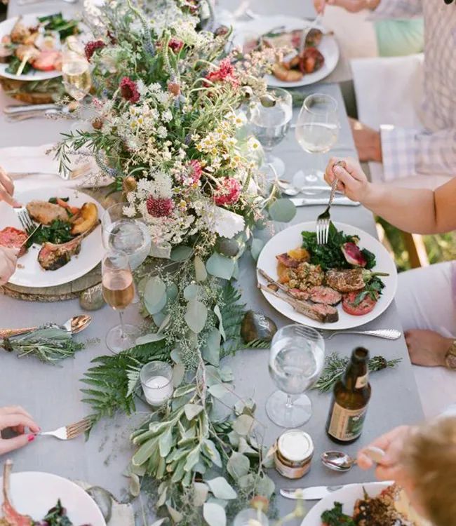 西餐餐桌布置教程,西餐厅吃饭时的餐桌布置