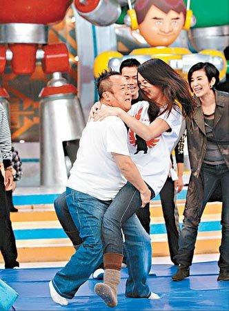 “戏中揩油，钟爱美女”，论占便宜，他曾志伟可比张翰有经验