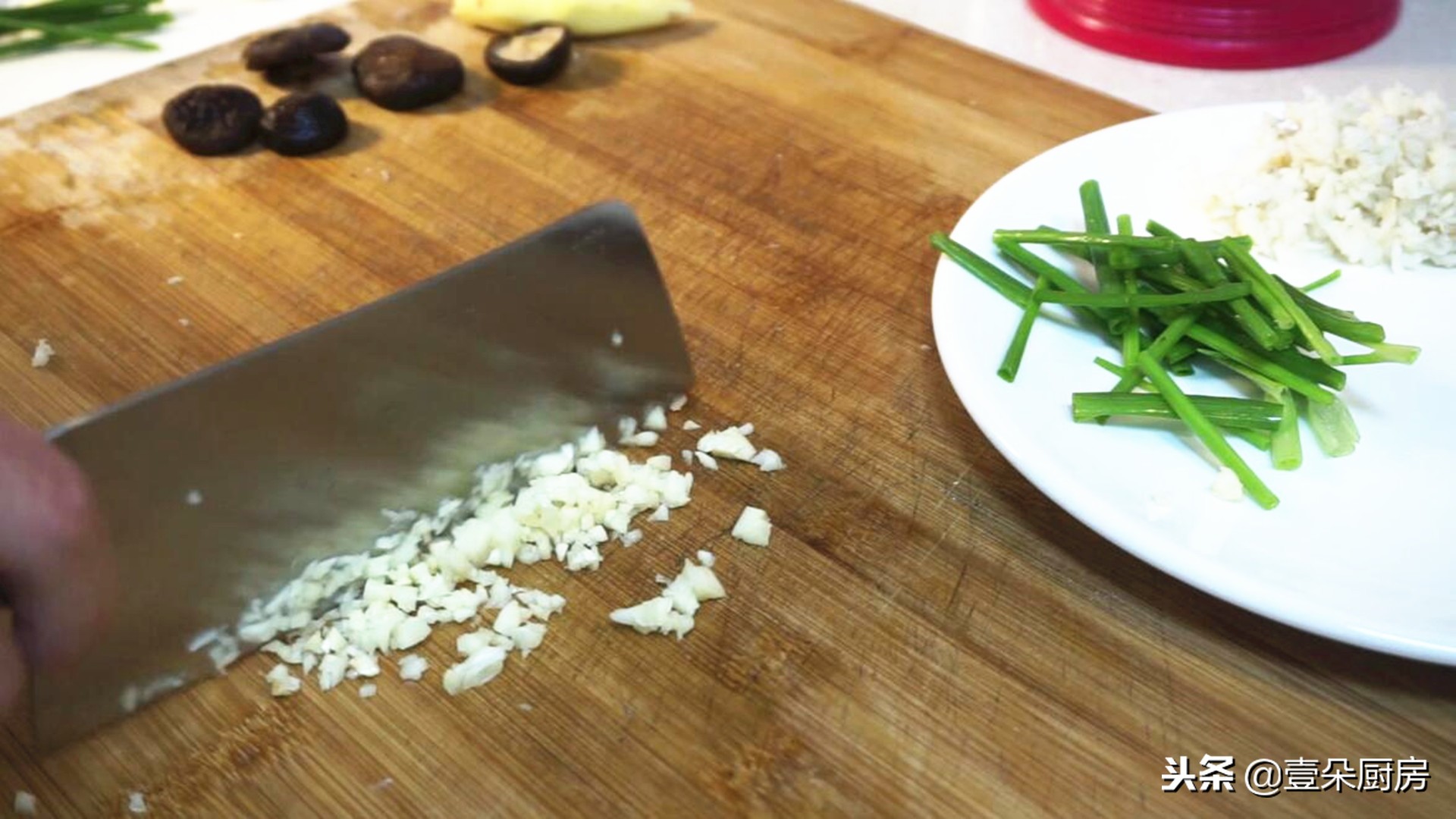 怎样用电饭锅不加一滴水炖排骨,如何用电饭煲做排骨好吃