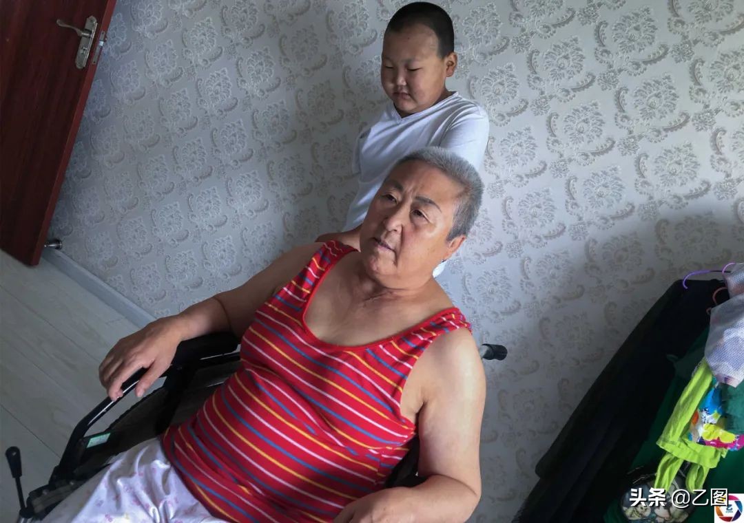 男孩手臂意外被断,男孩意外断臂急需救治