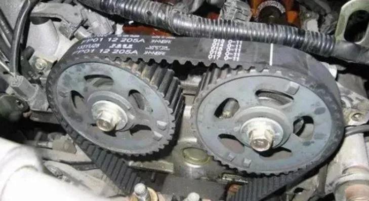 如何判断发动机皮带该更换了，很简单，女司机也可以轻易做到