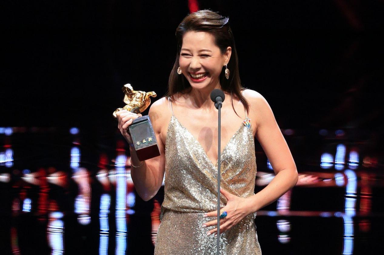 1岁萌娃打针看到妈妈心疼大哭,孩子打针明星妈妈心疼