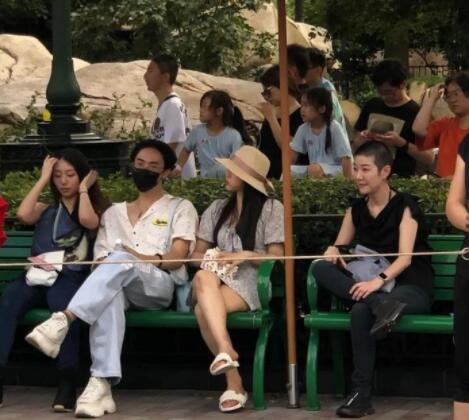 哈利开通第一个微博,发文称自己是完美的,获妈妈伊能静留言大赞