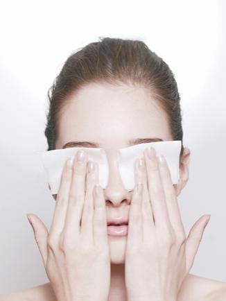 冰敷眼睛和热敷眼睛有什么好处,过敏引起的眼睛水肿冰敷还是热敷