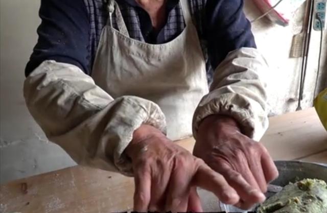 大叔卖传统小吃20年只涨过一次价,河南大叔卖地方小吃每天做300