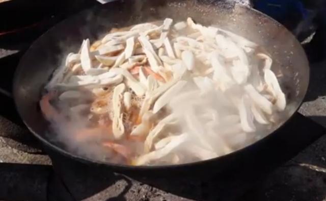 青岛泊里大集海鲜烩饼加工费,青岛海鲜早市海鲜烩饼