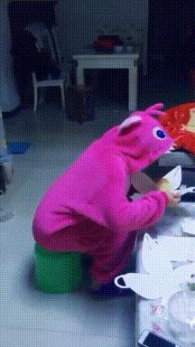 搞笑GIF开心一刻：姑娘你晚上睡觉，你要小心你家这只猫