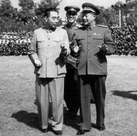 贺龙陪同周总理接见外宾，虽然身体有病，仍然替周总理喝酒