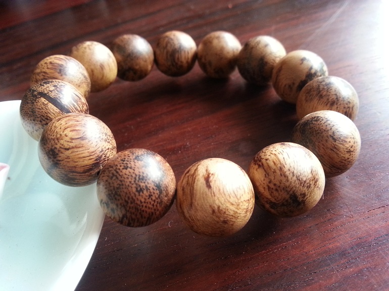 蜜蜡手串怎么盘玩和保养视频,手串的盘玩与保养