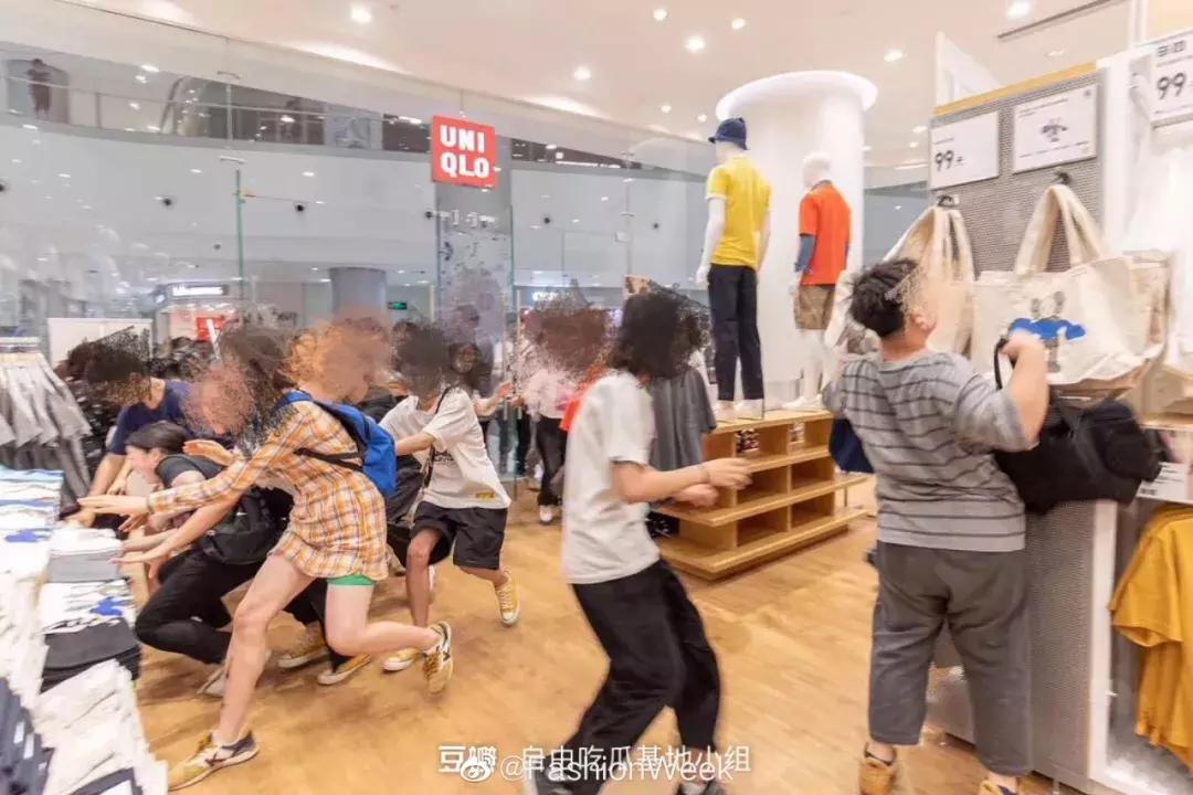 优衣库kaws为什么受欢迎,一件衣服卖了100元赚了25%