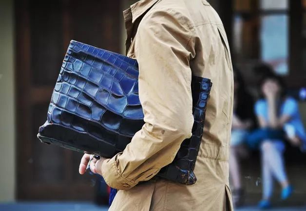 中国人为什么喜欢夹包,老外学中国人夹包