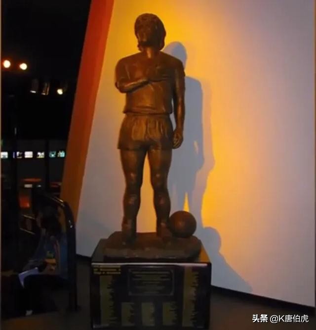 足球老球星全场巨幅画像,球迷看见足球球星的反应