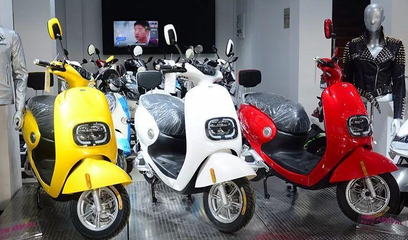 小牛九号对战雅马哈,雅迪最新最好电动自行车评测视频