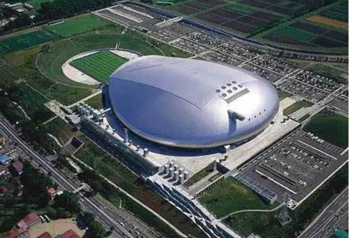 专业足球场有没有跑道,专业足球场和普通足球场谁更累