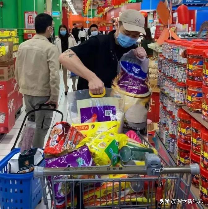 福州大爷大妈购买力爆发，老板无奈：不要互相伤害，不要买这么多