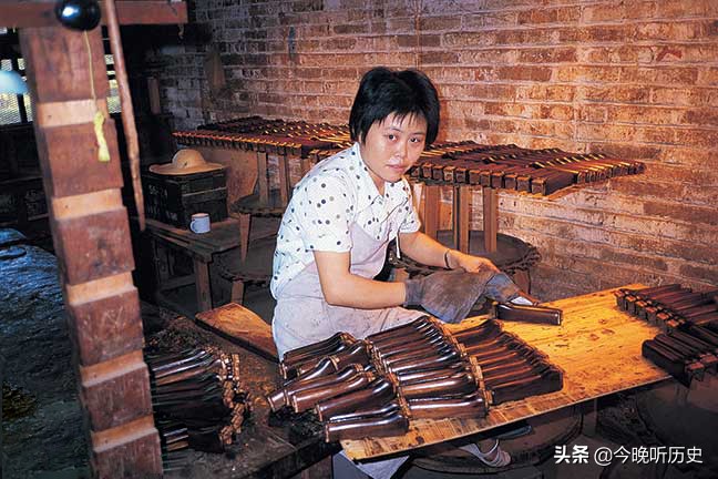 美国枪械记者受邀参观386厂，回国马上购买一支中国AK，收藏至今