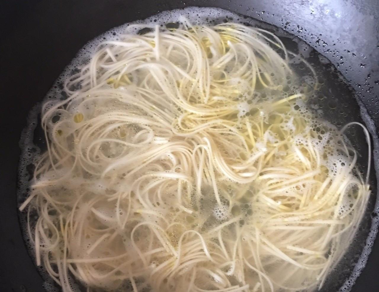 煮面容易成坨怎么办,如何能让煮好的面条长时间不粘坨