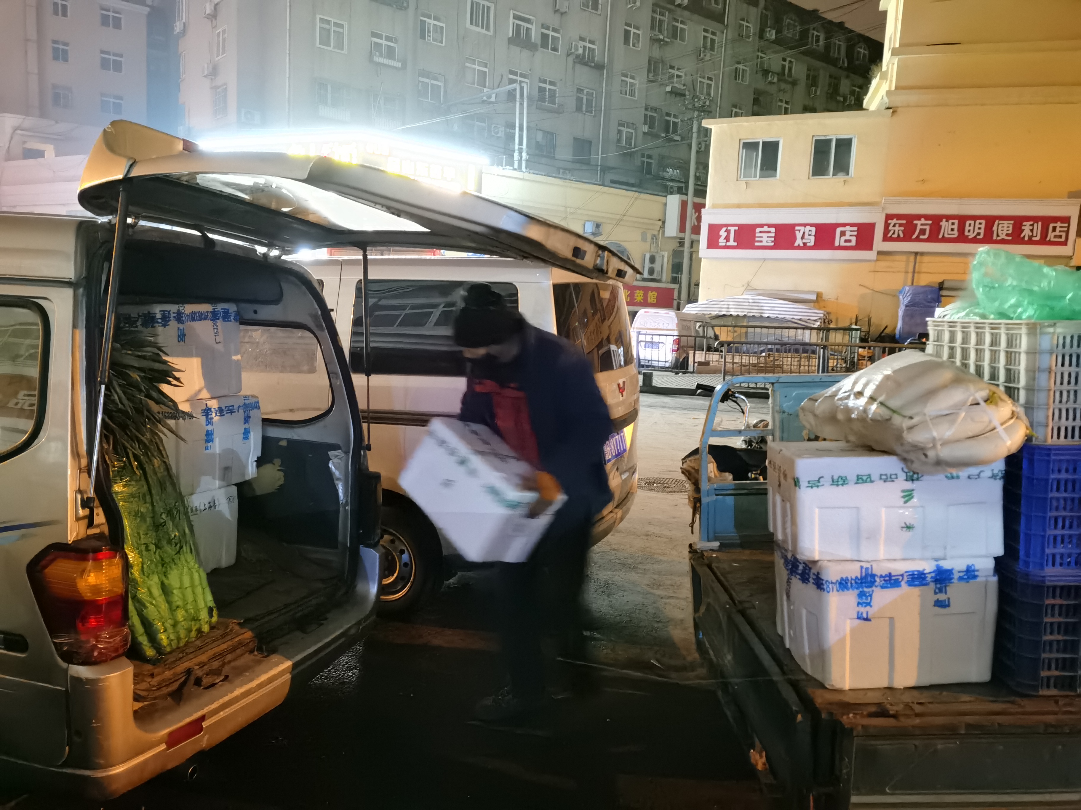 价稳量足！凌晨三点青岛早报记者直击抚顺路批发市场开市第一天