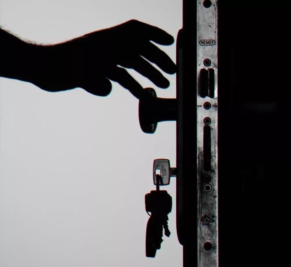 租房黑中介玩套路坑人,黑中介租房骗局揭秘