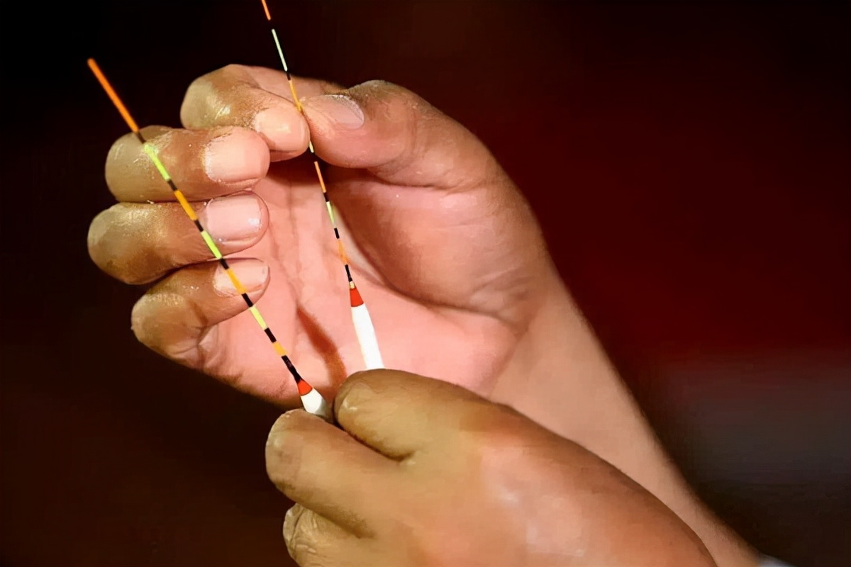 深秋钓鲫鱼用饵料好还是蚯蚓好,深秋钓鲫鱼用长竿好还是用短竿好