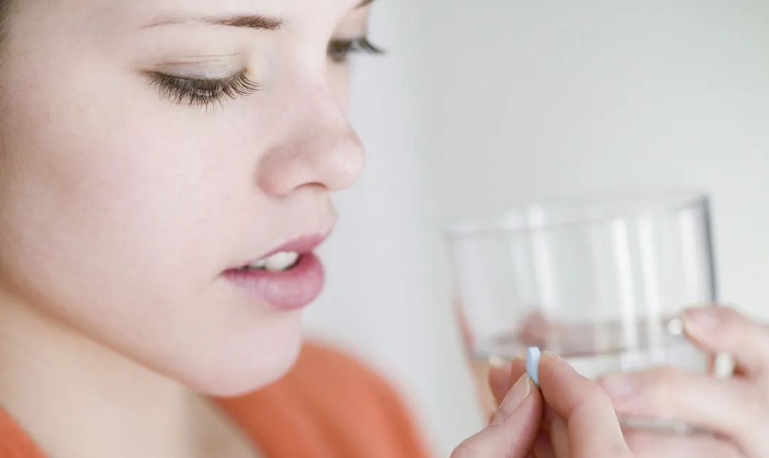 更年期骨质疏松吃什么钙片最好,更年期预防骨质疏松吃李子