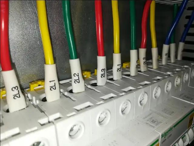 空调挂机温度传感器坏了不制冷,空调内机不亮是交流接触器坏吗