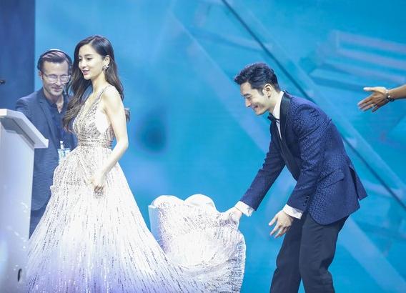 杨颖黄晓明最开始照片,杨颖靠黄晓明火的前后