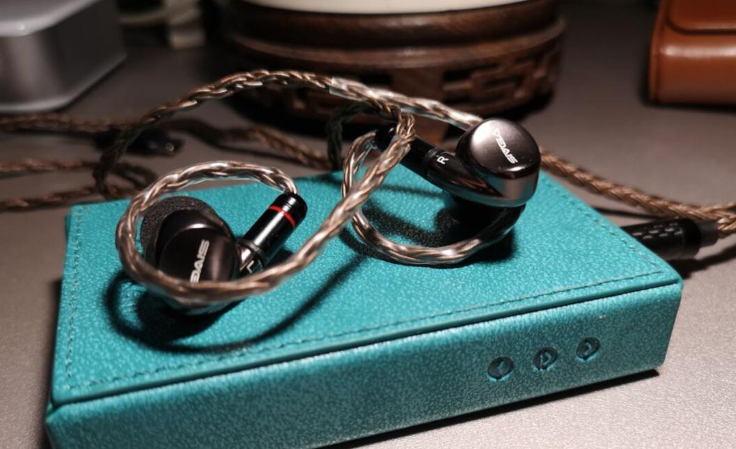 抄袭旗舰外观，却有超越旗舰的音质，价格让人真想不到