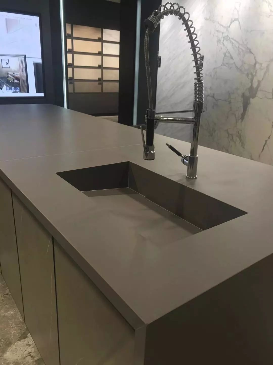 新式的岩板浴室柜物美价廉,最新浴室岩板柜