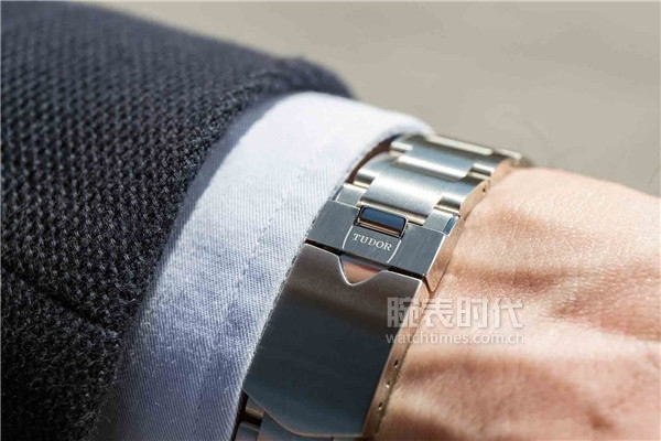 帝舵男士大表盘带钻手表价格,表径36帝舵手表男上手效果