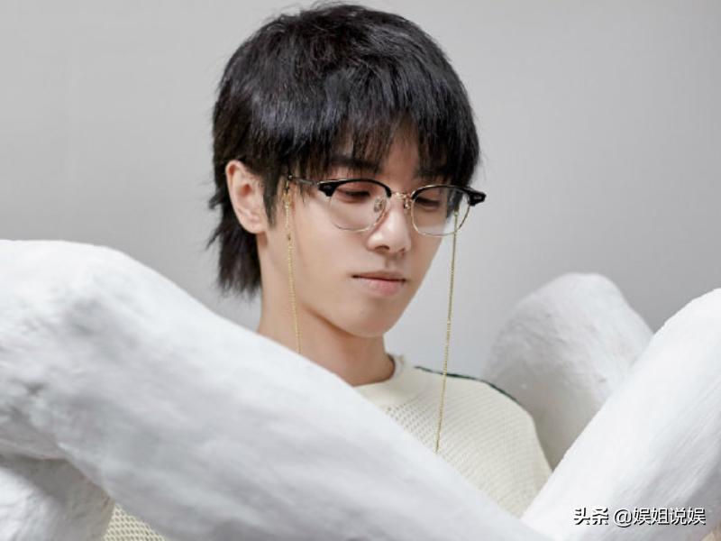 有种“整容”叫华晨宇戴眼镜,本以为变化不大,谁知帅成霸道总裁