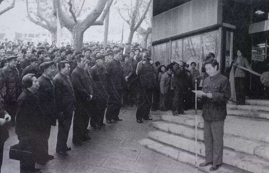 位列新街口“三店一场”的新华书店，有人曾用电视机票换一本书