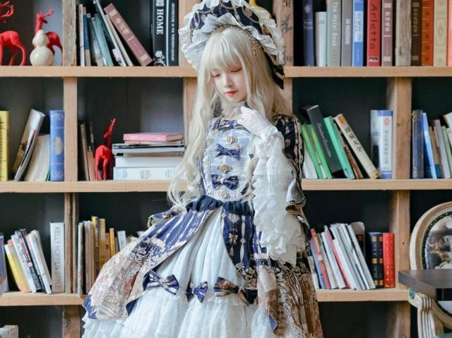 这种服装的实体店很奇怪，开在人迹罕至的大楼里，衣服还不让试穿